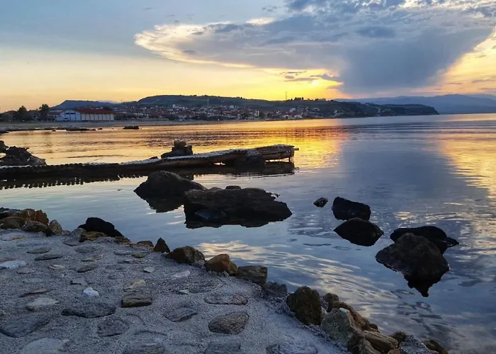 στ' ακρογιάλι Néa Ródha