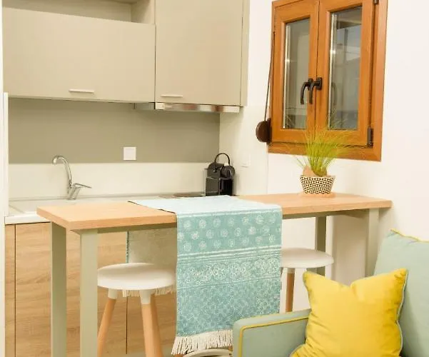 στ' ακρογιάλι Nea Roda